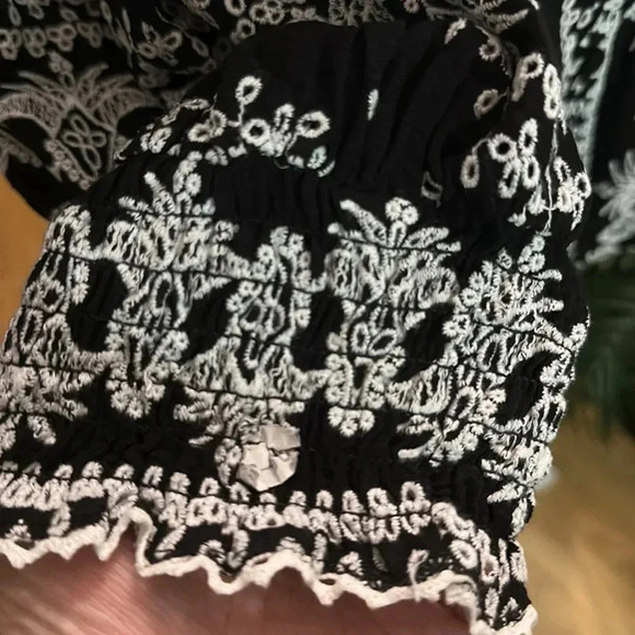 Alice + Olivia Embroidered white/black tops size S/P - Picture 5 of 11